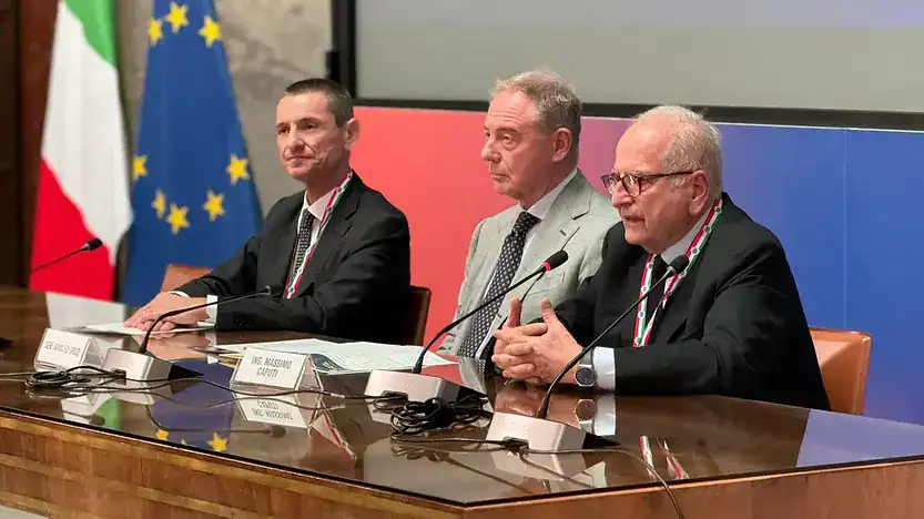 Il Ministro Urso insieme al Presidente dell’Associazione Marchi Storici d’Italia, Ing. Massimo Caputi, e al Dott. Giovanni Brugnoli Presidente della Fondazione Imprese e Competenze per il Made in Italy.