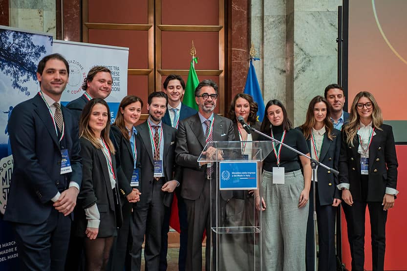 il Presidente del Gruppo Giovani Cav. del Lav. Armando De Nigris e i ragazzi del Gruppo Giovani dei Marchi Storici
